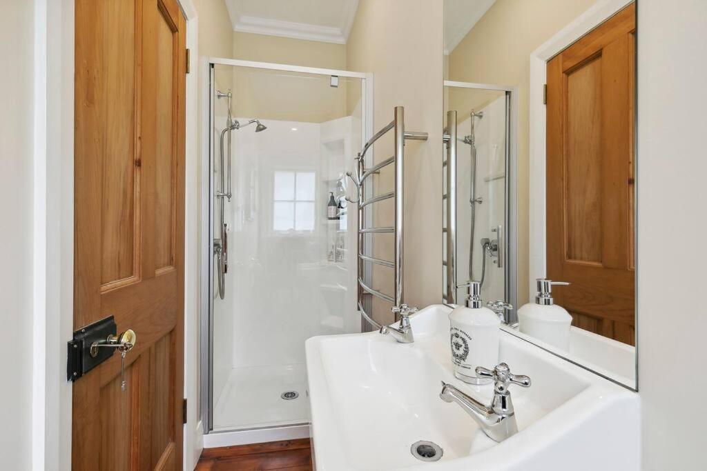 Historic Charm In Greytown - Cosy Kowhai Cottage 外观 照片